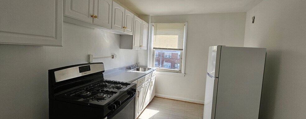 Building Photo - 1505 Medford Rd