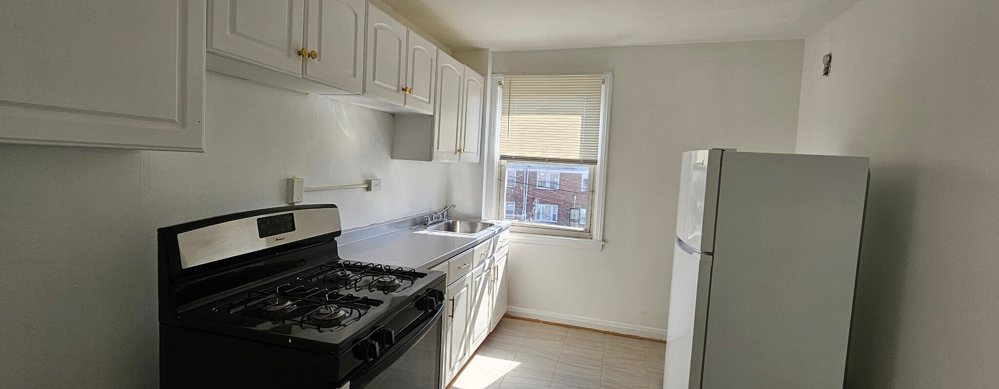 Building Photo - 1505 Medford Rd