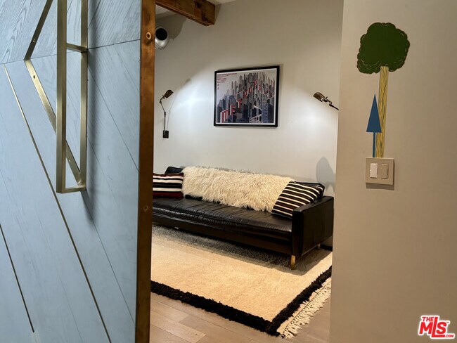 Building Photo - 527 Molino St