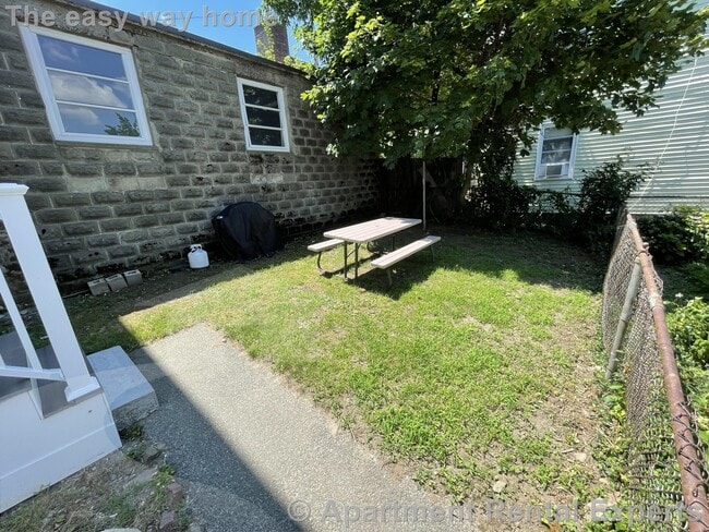 Building Photo - 18 Bond St