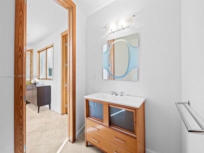 Building Photo - 450 Victoria Terrace