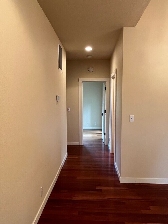 Building Photo - 3-Bedroom Condo in Cal Young