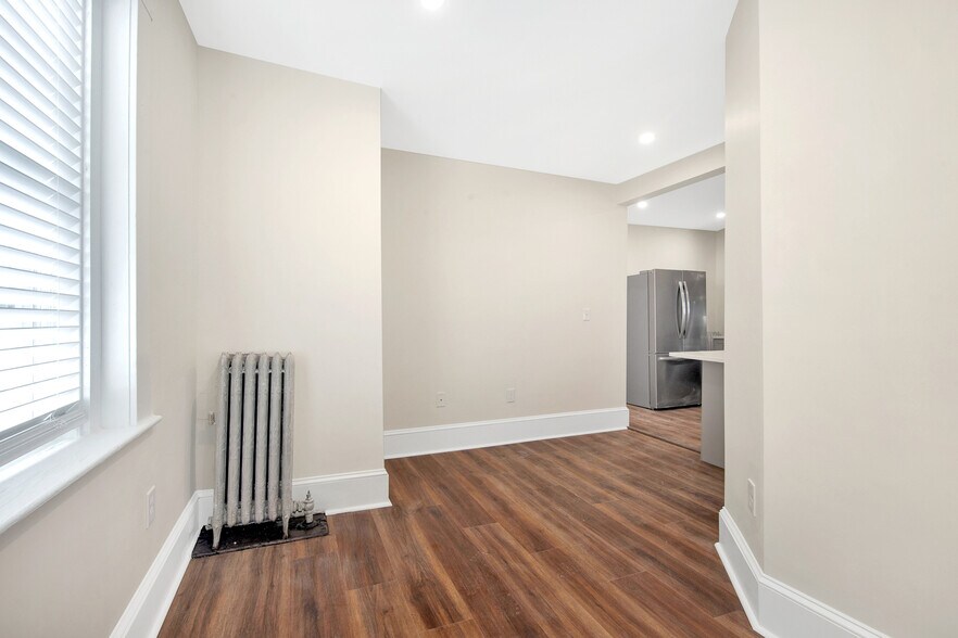 Building Photo - 105 School St