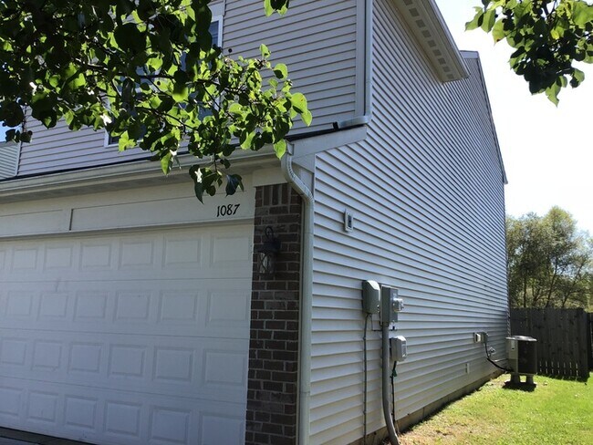 Building Photo - 4 bed 2.5 in Greenwood with HUGE fenced in...