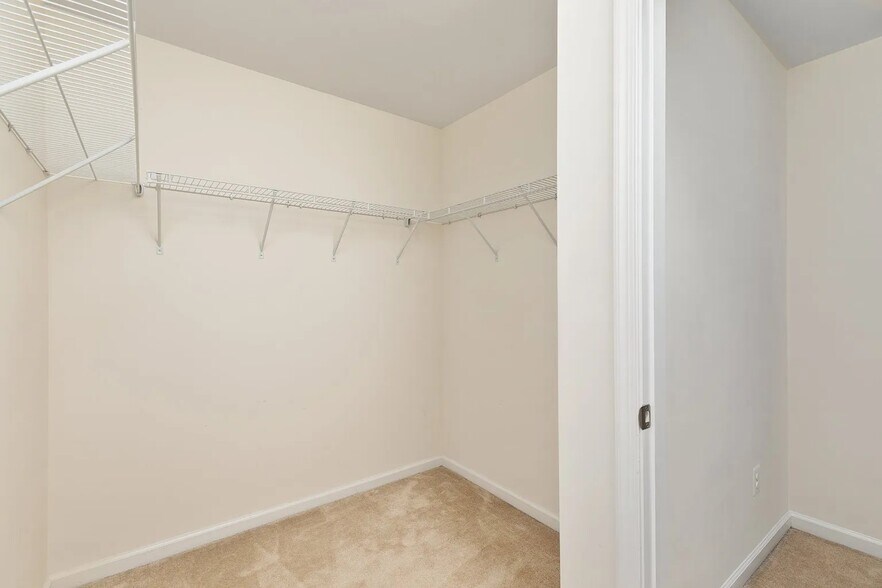 Building Photo - 148 Solara Dr