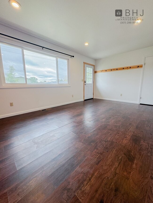 Building Photo - Pet Friendly 2 bed/ 2 bath single family h...