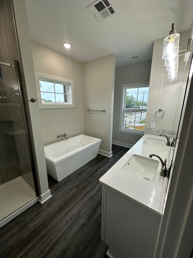 Building Photo - 1713 Bilbo St