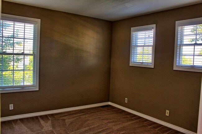 Building Photo - 4 bed 2.5 bath home in the Meadows