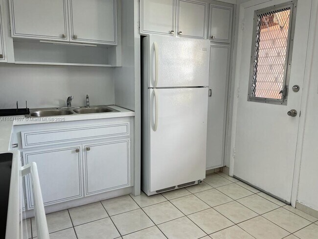 Building Photo - 1591 NE Miami Gardens Dr