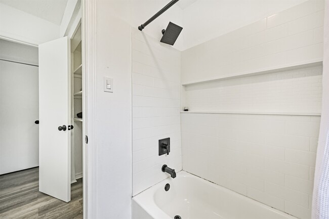 Building Photo - 212 E Castle Harbour Dr