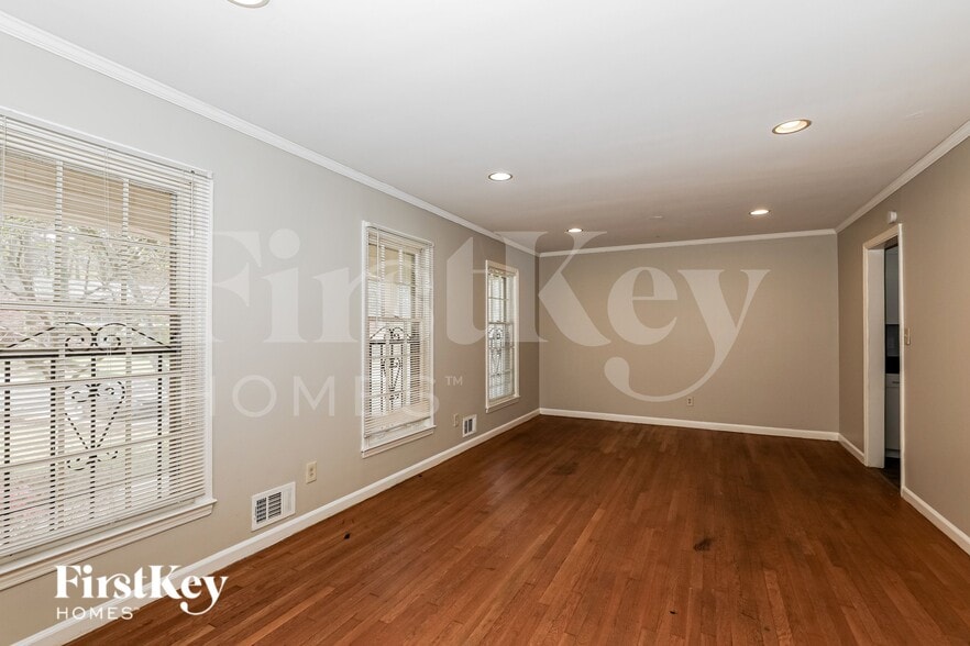 Building Photo - 3605 Carriage Way