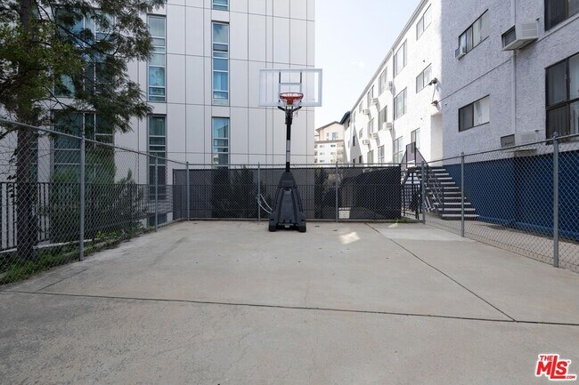 Building Photo - 10982 Roebling Ave