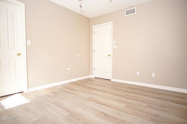 Building Photo - 12181 Sun Ray