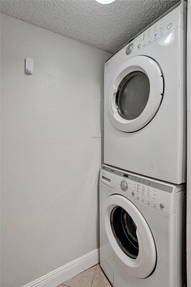 Building Photo - 9999 Summerbreeze Dr