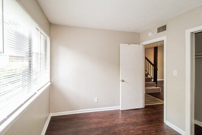 Building Photo - 819 Park Villa Way