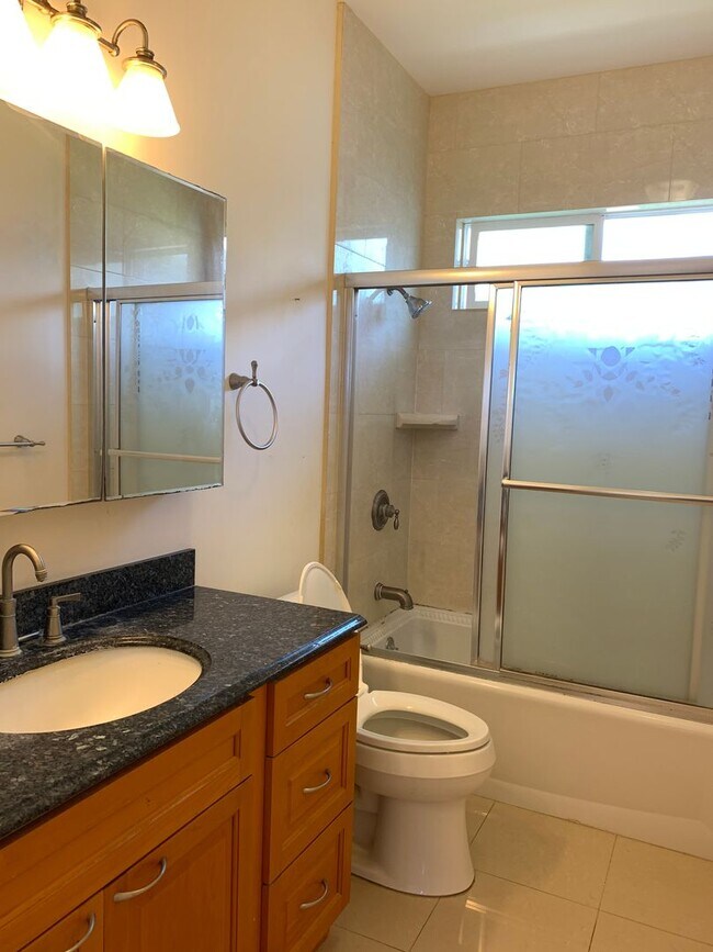 Building Photo - Liliha: 2 Bed, 1 Bath + Den Duplex w/ 1 Parking Spot - Includes Utilities!