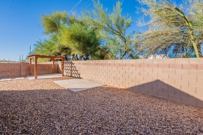 Building Photo - Bright & Inviting Tucson Home Near Davis-M...