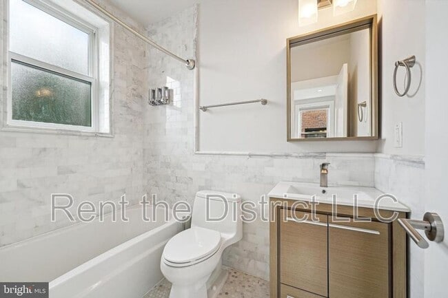 Building Photo - 608 Roxboro Pl NW