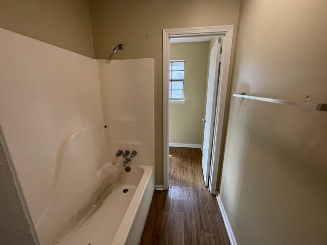 Building Photo - 1643 Cedar Lake Dr