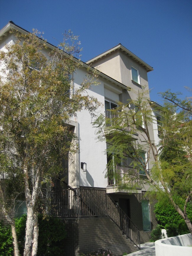 Building Photo - 3427 Mentone Ave