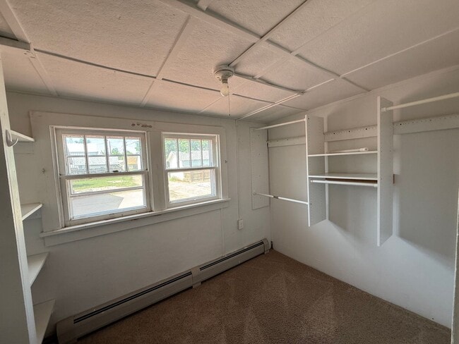 Building Photo - Three bedrooms, one bathroom, pet friendly, one car detached garage!