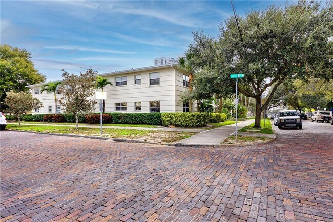 Building Photo - 555 3rd St N