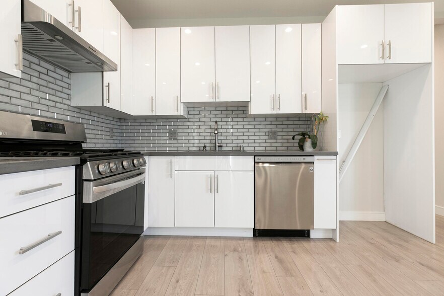 Building Photo - 9156 Morehart Ave