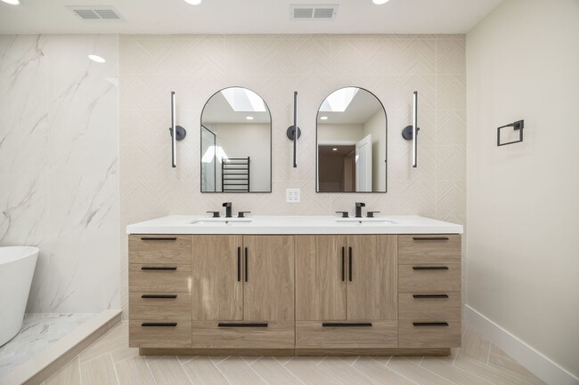 Building Photo - 4143 N Drake Ave