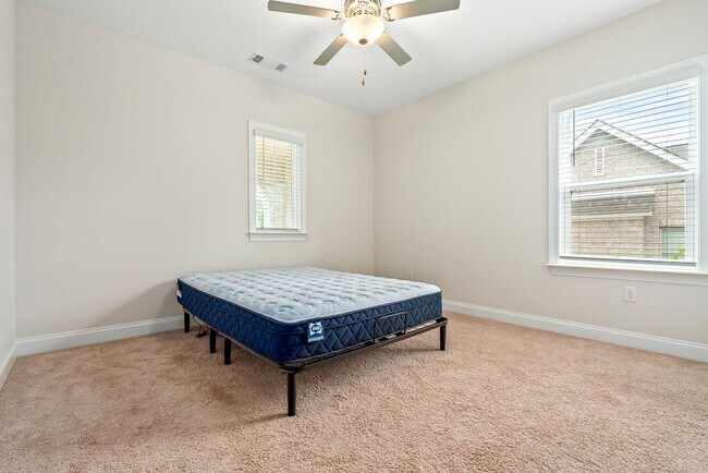 Building Photo - 826 Clear Spring Dr