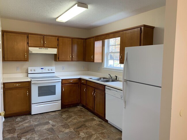 Building Photo - Adorable 3 Bedroom Home with Large Yard!...