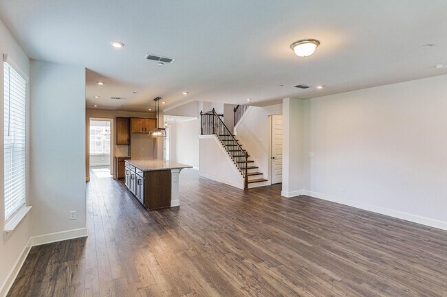 Building Photo - 5032 Ozment Dr
