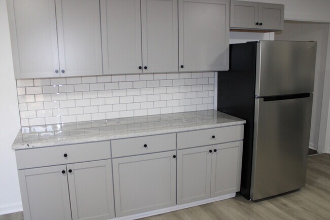 Building Photo - Spacious 4 Bedroom, 3 Full Bath Home In In...