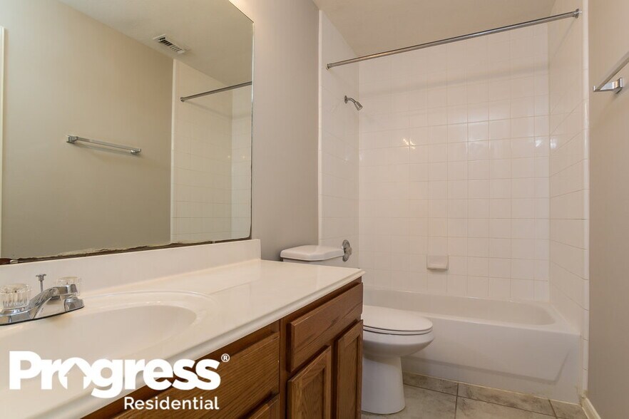 Building Photo - 2447 Halstead Dr