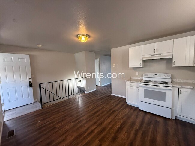 Building Photo - 2318-2320 E Dalke Ave