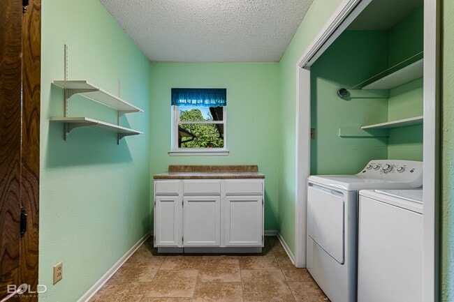 Building Photo - 3 BEDROOM AVAILABLE IN DOGWOOD!