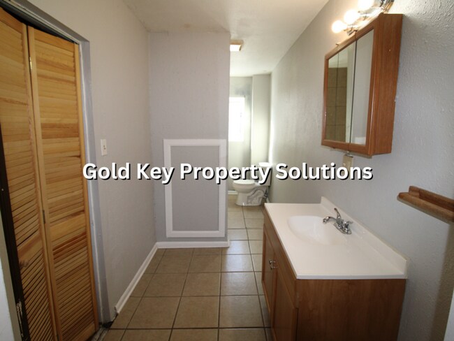 Building Photo - 816 W 11th St