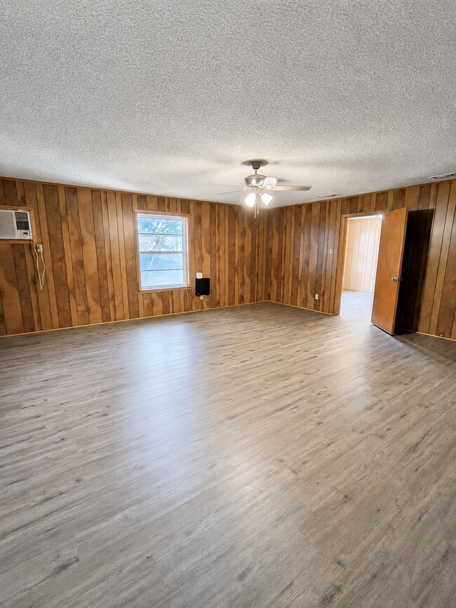 Building Photo - HUGE, 4 bedroom 3 bath home plus bonus room! NEW FLOORS, Available NOW!