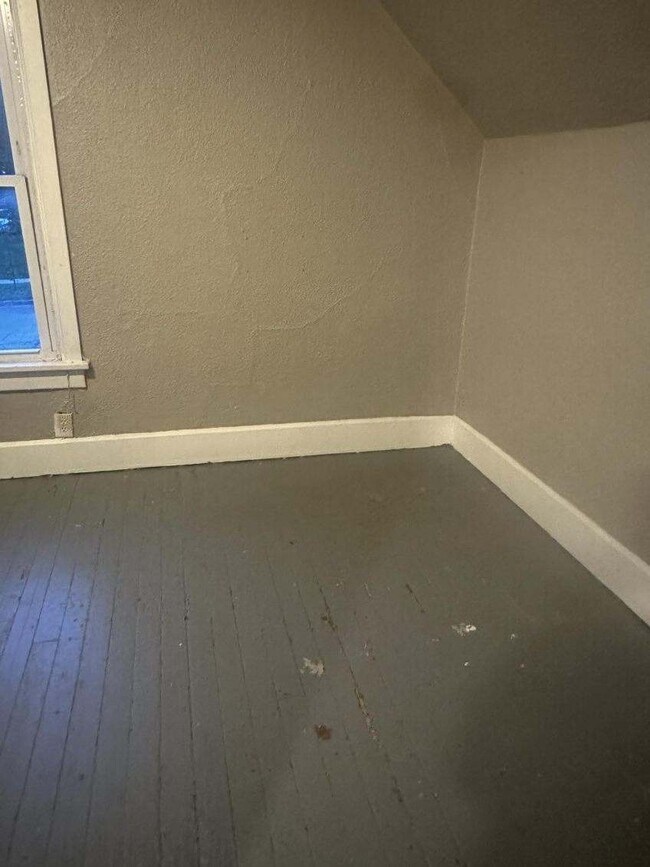 Building Photo - 729 W Cavour Ave