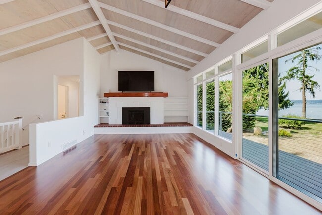 Building Photo - Low Bank Waterfront New Remodel on Huge Lot