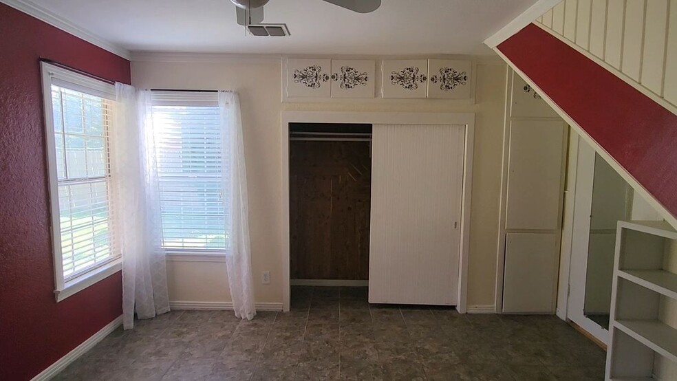 Building Photo - 1635 Sam Houston Dr