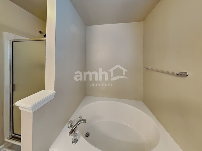 Building Photo - 1038 Vanguard Dr