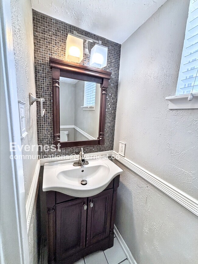 Building Photo - Stunning 3 Bed, 2.5 Bath Home with Modern ...