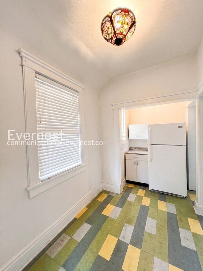 Building Photo - 2 Bed/1 Bath Home with Fenced Yard / Available Now!