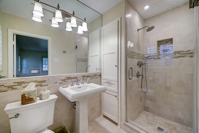 Building Photo - 722 Camelot Ln
