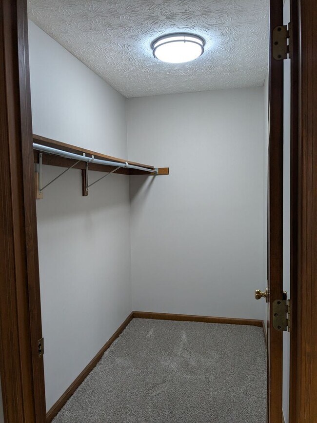 Building Photo - Beautiful 3 Bedroom, 2.5 Bathroom Condo