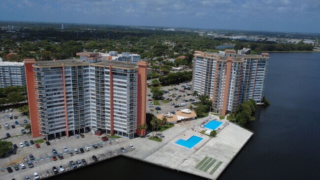 Building Photo - Spacious One Bedroom Two Bath Condo with Parking at Buckley Towers in North Miami Beach
