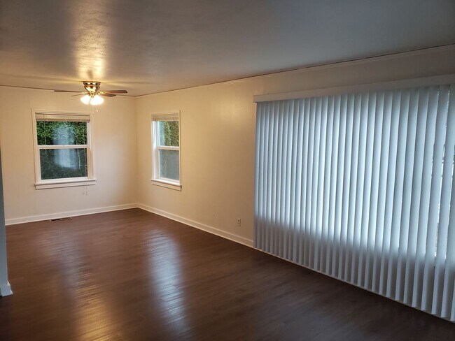 Building Photo - 6304 SW Beaverton Hillsdale Hwy