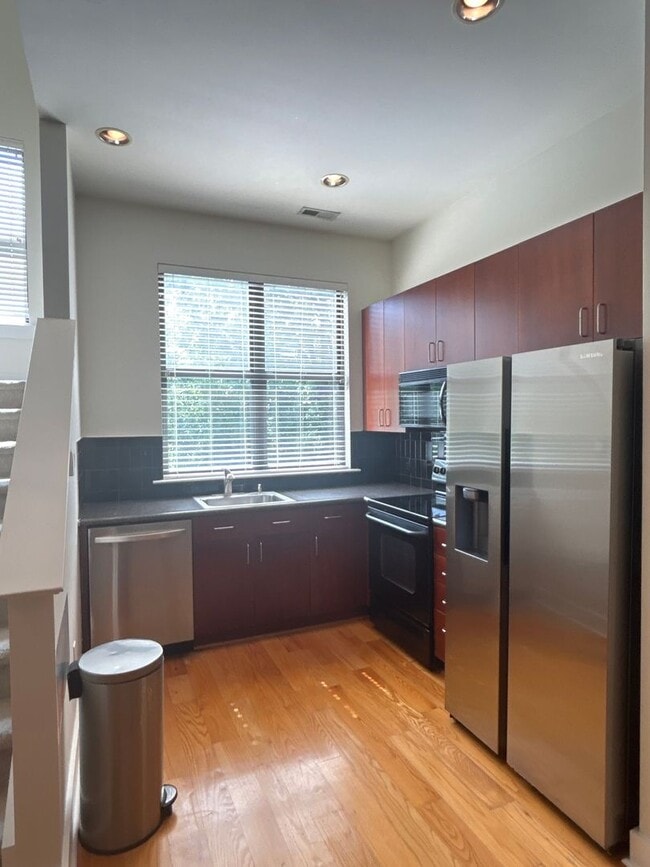 Building Photo - Townhome in First Ward!