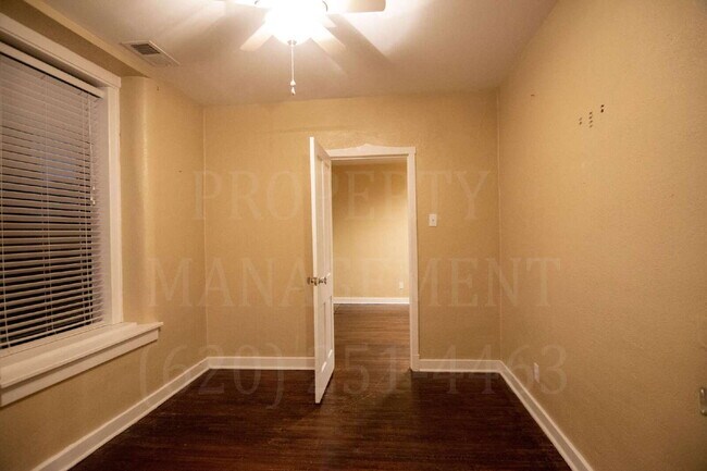 Building Photo - Cute Upstairs 2-Bed Apartment located down...