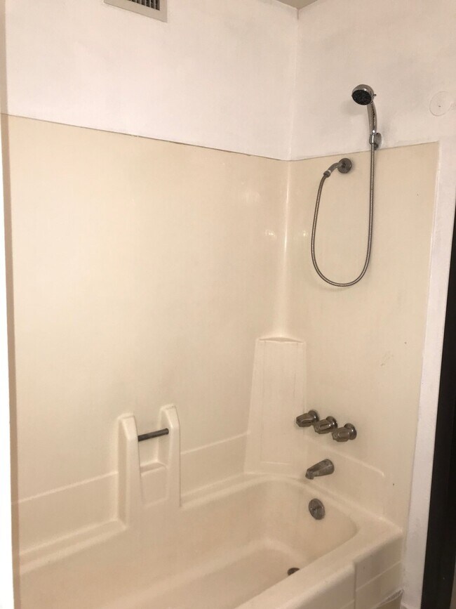 Building Photo - BEAUTIFUL 2 BEDS 1 1/2  BATHROOM APARTMENT